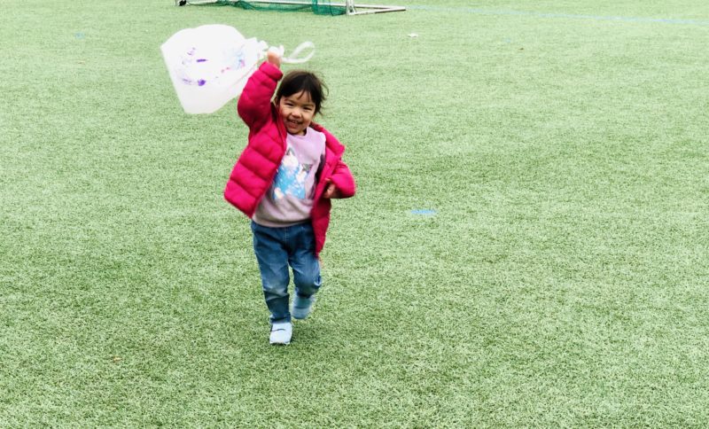 手作り凧で遊ぶ子供