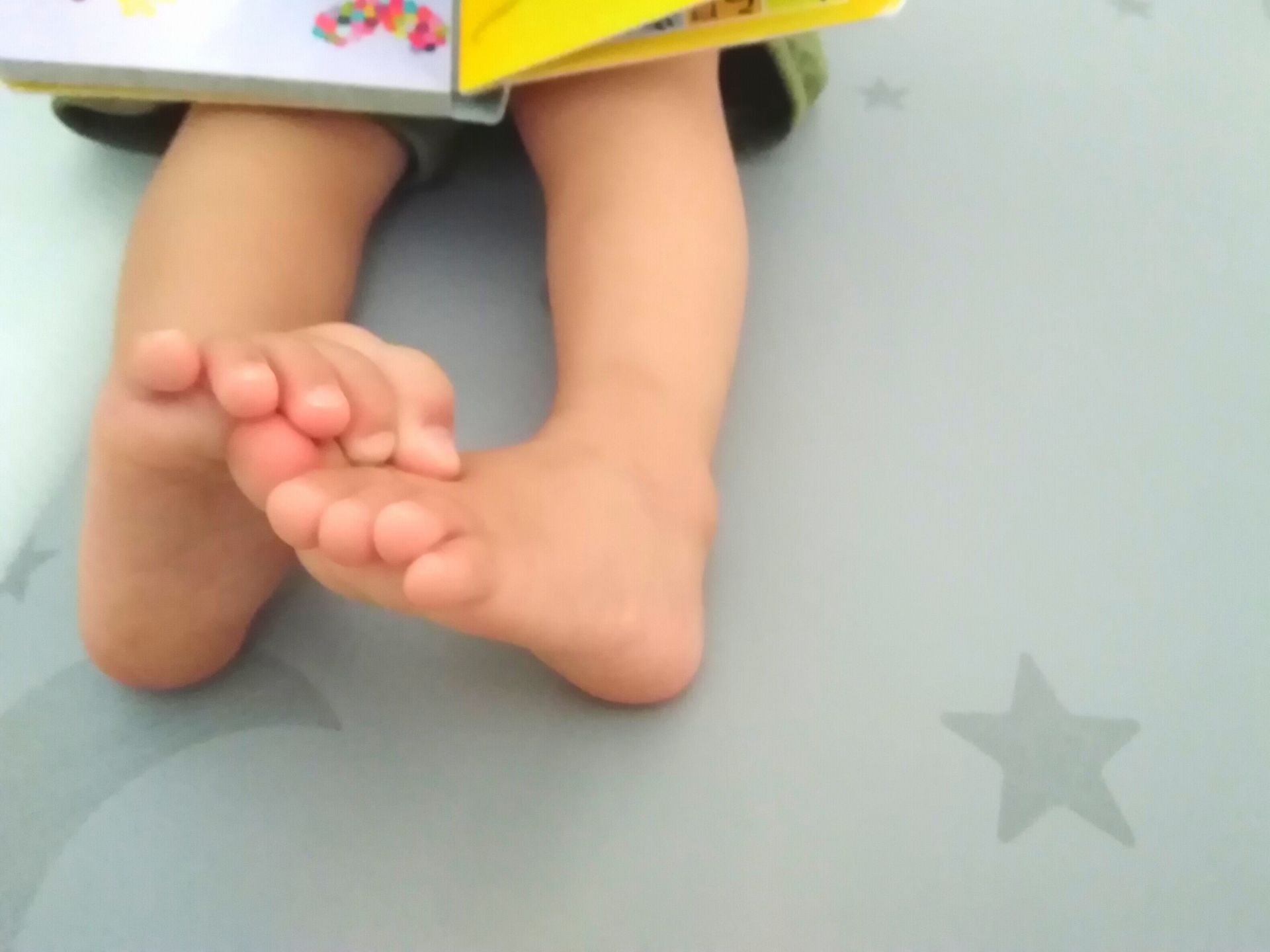 絵本を読む幼児の足