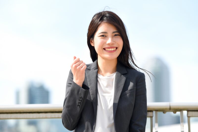 ガッツポーズをする女性