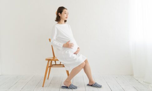 椅子に座る妊婦