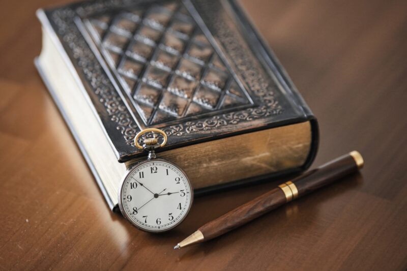 時計とペンと本