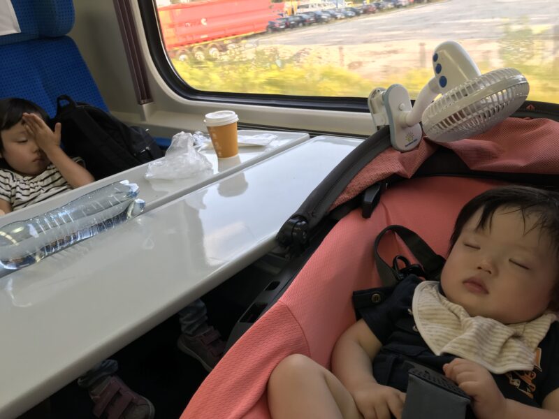 電車の中で寝る子ども