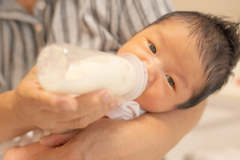 0歳　赤ちゃん　授乳　ミルク　ママ