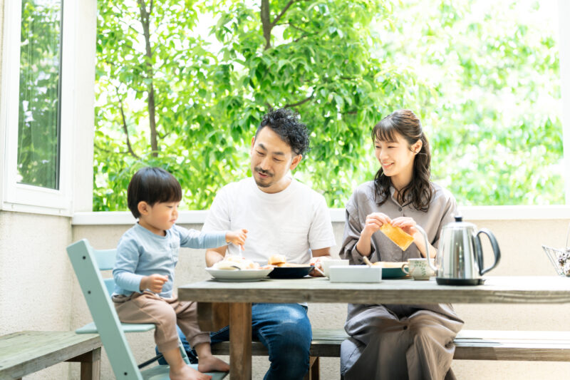 家族　食事　幼児