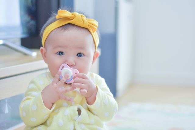 赤ちゃん　ママ　おしゃぶり　指しゃぶり　子育て