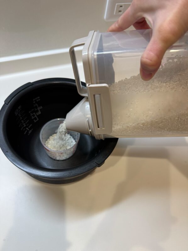 フタが計量カップの米びつ