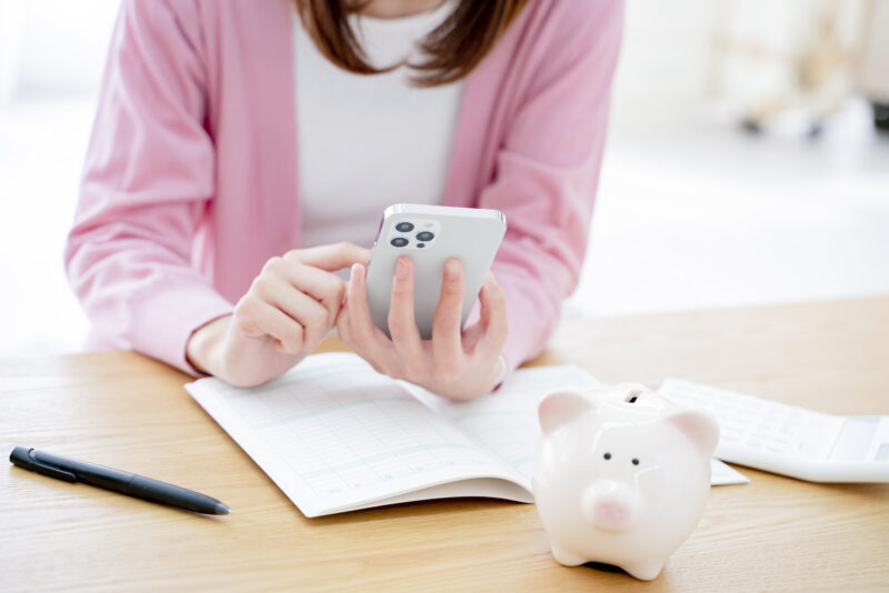 スマートフォンで計算する女性