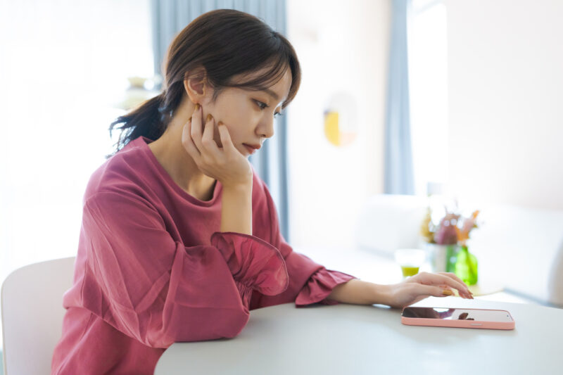 スマートフォンを操作する女性