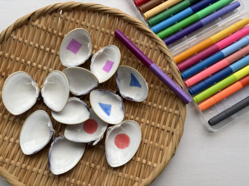 はまぐりの貝殻に色を塗る