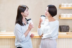 会話する女性
